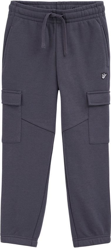 Donkergrijze joggingbroek met cargozakken, trekkoord en geborduurd logo op de linkerheup.