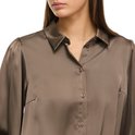 Close-up van taupe satijnen blouse met kraag en knoopjes.