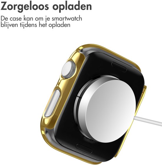 Gouden Apple Watch hoesje op een draadloze oplader.