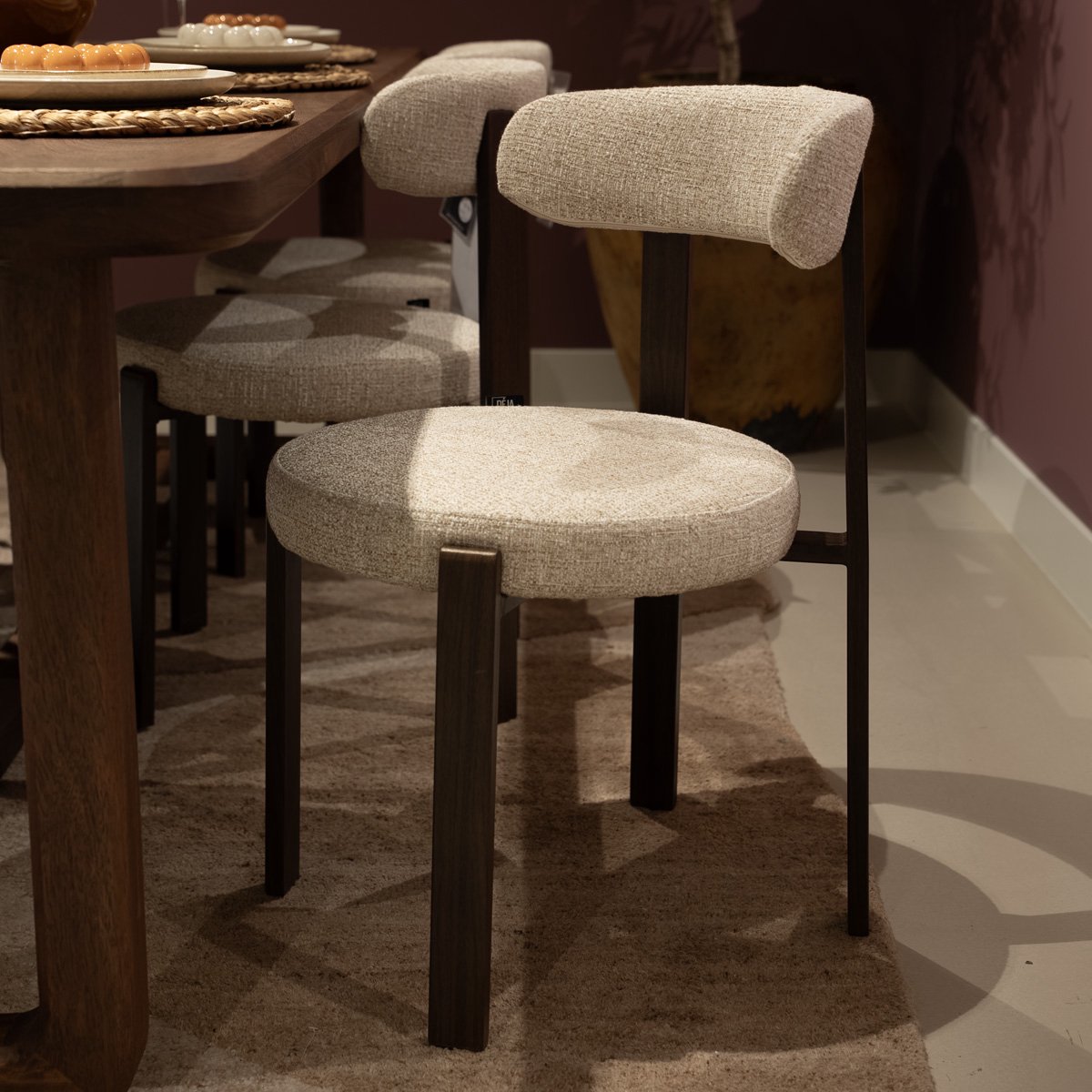 DÉJA Living Eetkamerstoel Lagan - Beige/Walnoot Stof - Set van 2