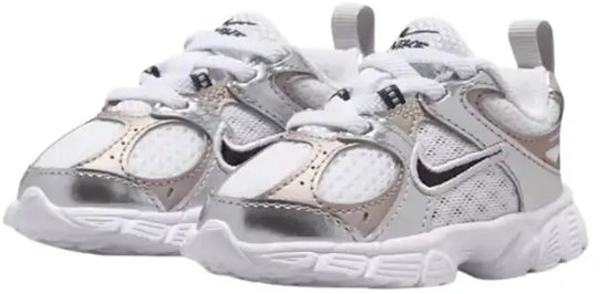 Wit met zilverkleurige accenten en een zwarte Nike swoosh. Vetersluiting.