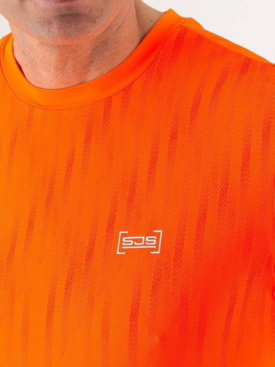 Close-up van de nek en borst van een feloranje sportshirt met streepjespatroon en een wit logo.