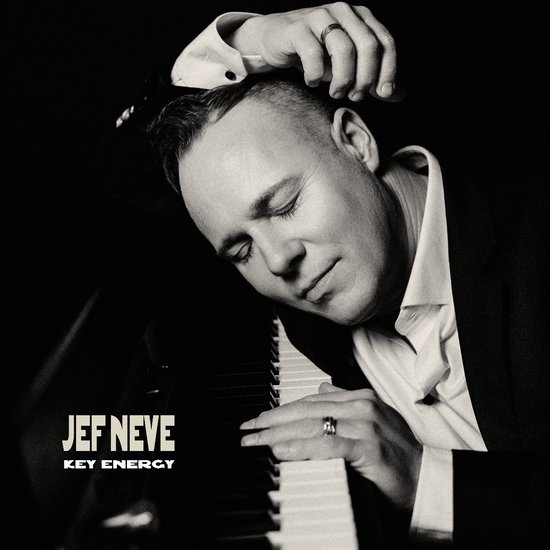 Jef Neve penche la tête sur un piano, les yeux fermés. Le texte 'JEF NEVE KEY ENERGY' est sur la couverture.