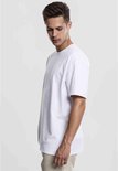 Man in losvallend wit T-shirt, beige broek.