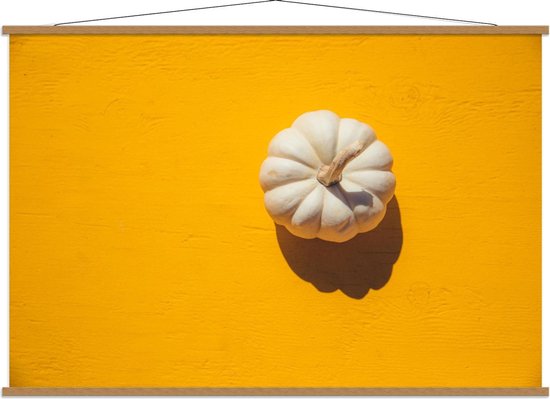 Schoolplaat – Pompoen op Gele Achtergrond - 150x100cm Foto op Textielposter (Wanddecoratie op Schoolplaat)