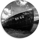 Dibond Wandcirkel - Gestrand Schip Zwart - Wit - 40x40cm Foto op Aluminium Wandcirkel (met ophangsysteem)