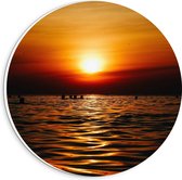 Forex Wandcirkel - Mensen in Zee tijdens Zonsondergang - 20x20cm Foto op Wandcirkel (met ophangsysteem)