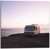 Dibond - Camper Geparkeerd Langs het Strand Met de Zee op de Achtergrond - 50x50cm Foto op Aluminium (Wanddecoratie van metaal)