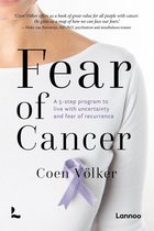 Boekomslag 'Fear of Cancer' door Coen Völker, met tekst en een paarse strik op een wit shirt.
