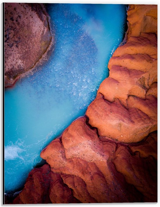 Dibond - Oranje Rotsen met Blauw Water - 30x40cm Foto op Aluminium (Met Ophangsysteem)