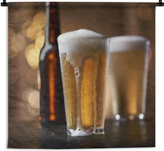 Wandkleed Bier - Bier op een houten bar Wandkleed katoen 90x90 cm - Wandtapijt met foto