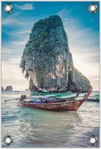 Tuinposter –Boot in Zee met Berg - tham phra nang beach Thailand– 100x150cm Foto op Tuinposter (wanddecoratie voor buiten en binnen)