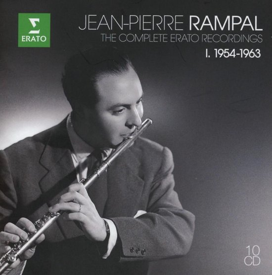 Jean-Pierre Rampal, bespeelt een dwarsfluit in deze zwart-wit afbeelding. Hij draagt een pak en de tekst "JEAN-PIERRE RAMPAL THE COMPLETE ERATO RECORDINGS I. 1954-1963" staat erbij.