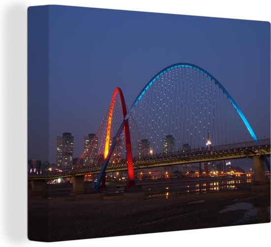 Canvas Schilderij Rood en blauwe kleuren van Expo Bridge het Zuid-Koreaanse Daejeon... | bol.com