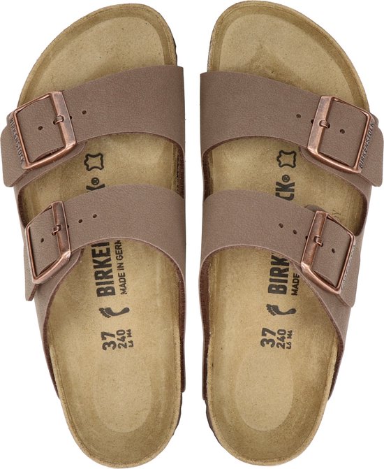Intérieur d'une paire de sandales Birkenstock Arizona marron, taille 37.