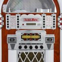 Gedetailleerd front van een retro jukebox met "Juke Box" logo en bedieningsknoppen.