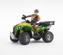 Groene en gele quad met een speelgoedfiguur in oranje outfit, zittend op de quad.