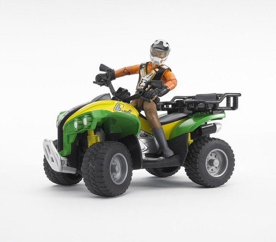 Groene en gele quad met een speelgoedfiguur in oranje outfit, zittend op de quad.