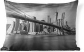 Buitenkussens - Tuin - Brooklyn Brug en de skyline van New York in zwart-wit - 50x30 cm