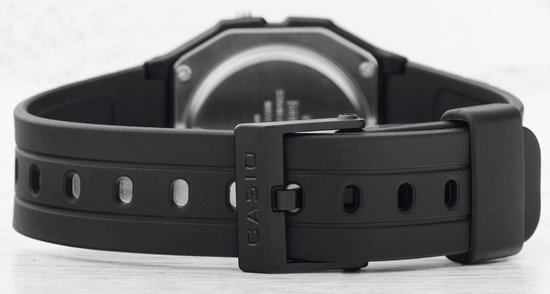 Boucle et bracelet d'une montre numérique Casio F-91W noire, vue de dos.