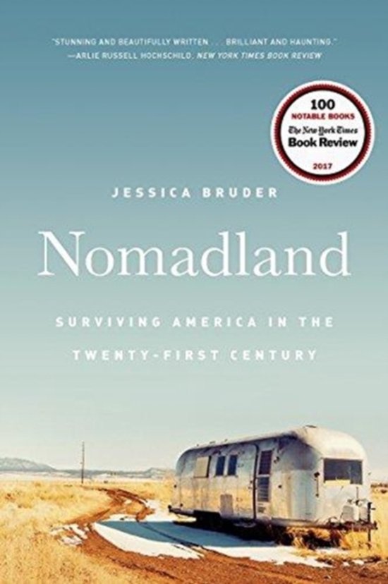 Couverture du livre 'Nomadland: Surviving America in the Twenty-First Century' de Jessica Bruder. Un camping-car argenté est garé sur une route poussiéreuse dans un paysage aride.