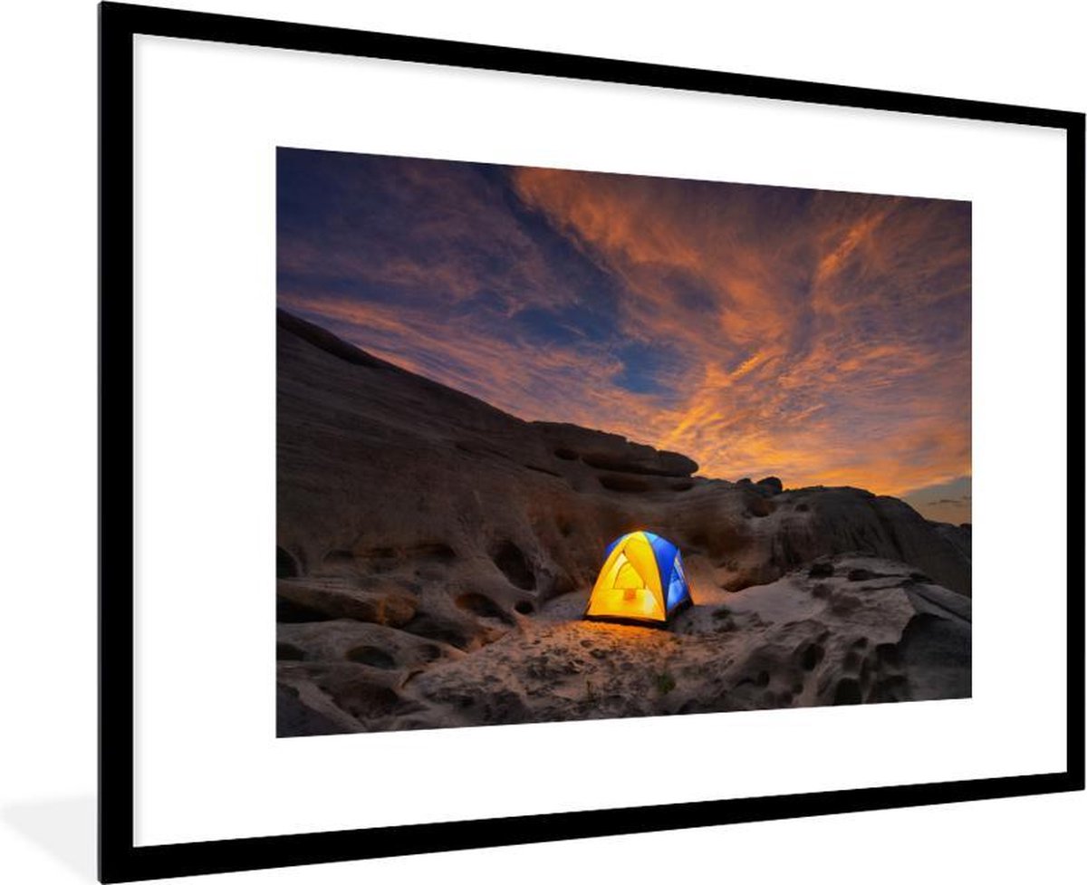 bol.com | Foto in lijst - Kleurrijke tent onder een rode wolkenlucht