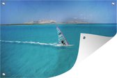 Tuinposter - Tuindoek - Tuinposters buiten - Een windsurfer surft in het heldere water - 120x80 cm - Tuin