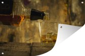Tuindecoratie Barman schenkt glas whisky in - 60x40 cm - Tuinposter - Tuindoek - Buitenposter