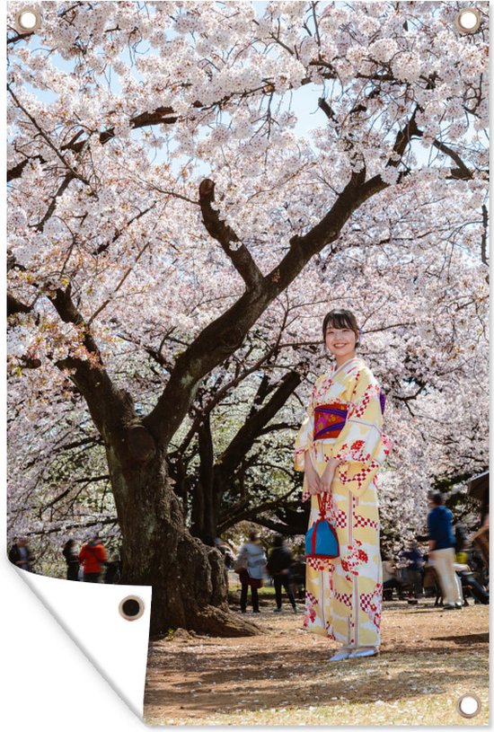 Tuinposter - Tuindoek - Tuinposters buiten - Japanse vrouw staat onder een kersenbloesem boom met een kimono - 80x120 cm - Tuin