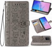 Voor Galaxy S10 Lite / A91 schattige kat en hond reliëf horizontale flip lederen tas met beugel / kaartsleuf / portemonnee / lanyard (grijs)