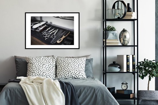 Photo encadrée - Une rangée d'attributs de coiffure cadre photo noir avec passe-partout blanc grand 90x60 cm - Affiche encadrée (Décoration murale salon / chambre)