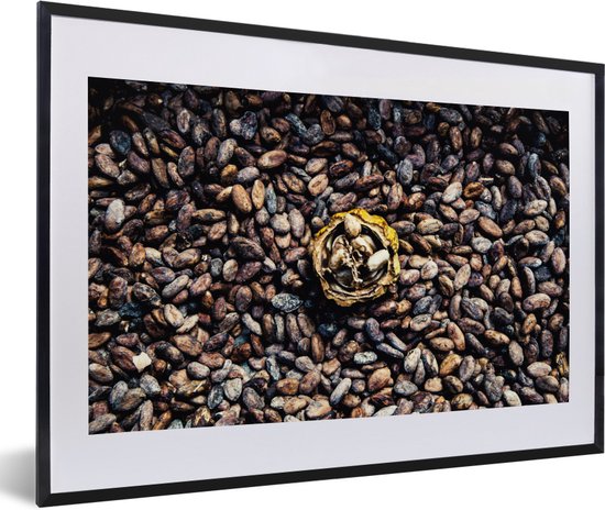 Fotolijst incl. Poster - Close up van donkere cacaobonen rond de peulenschil - 60x40 cm - Posterlijst