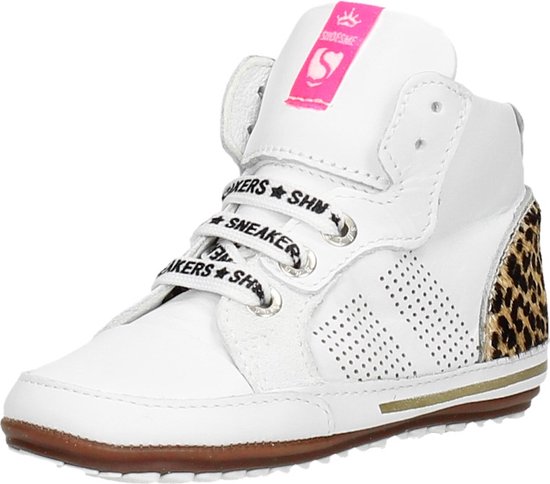 Witte hoge babysneaker met luipaardprint op de hiel, perforaties en 'SNEAKERS' op de veters.
