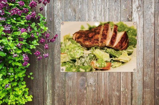 Tuinposter 90x60 cm - Tuindecoratie Close-up van een caesar salade met gegrilde kip - Poster voor in de tuin - Buiten decoratie - Schutting tuinschilderij - Tuindoek muurdecoratie - Wanddecoratie balkondoek