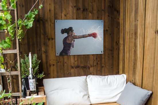 Tuinschilderij Een donkergetinte vrouw deelt een klap uit als bokser - 80x60 cm - Tuinposter - Tuindoek - Buitenposter