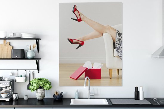 Canvas Schilderij Vrouw draagt rode schoenen met hoge hakken - 90x120 cm - Wanddecoratie