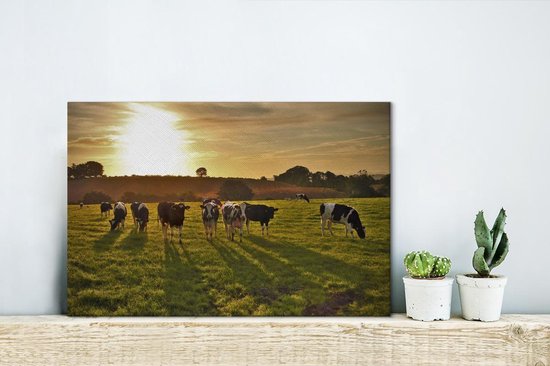 Les vaches paissent au coucher du soleil 30x20 cm - petit - Tirage photo sur toile (Décoration murale salon / chambre) / Animaux de la ferme Peintures sur toile