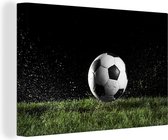 Canvas Schilderij Voetbal in het gras - 30x20 cm - Wanddecoratie