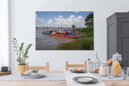 Canvas schilderij 140x90 cm - Wanddecoratie Kleurrijke boten in een rivier in Paramaribo - Muurdecoratie woonkamer - Slaapkamer decoratie - Kamer accessoires - Schilderijen