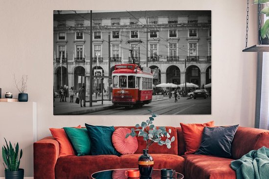 Canvas schilderij 150x100 cm - Wanddecoratie Zwart-wit foto met een rode tram - Muurdecoratie woonkamer - Slaapkamer decoratie - Kamer accessoires - Schilderijen