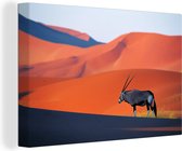 Canvas Schilderij Een oryx bij de Afrikaanse Sossusvlei in Namibië - 90x60 cm - Wanddecoratie