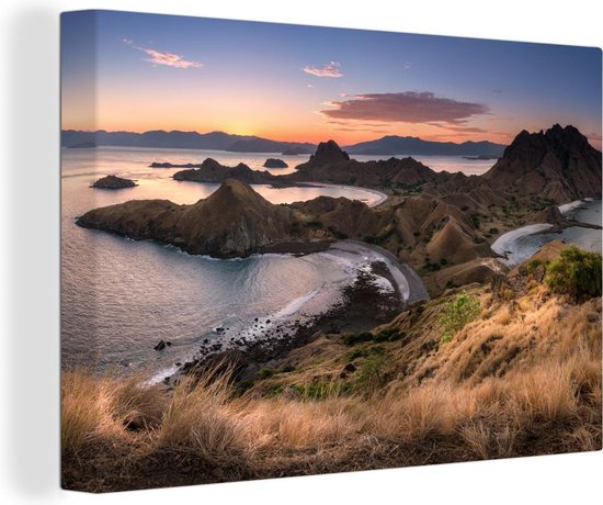 Foto: Canvas schilderij indonesische komodo eiland bezaaid met gras 60x40 cm wanddecoratie