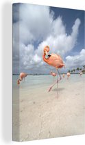 Canvas Schilderij Een flamingo staat op één poot in het water - 40x60 cm - Wanddecoratie