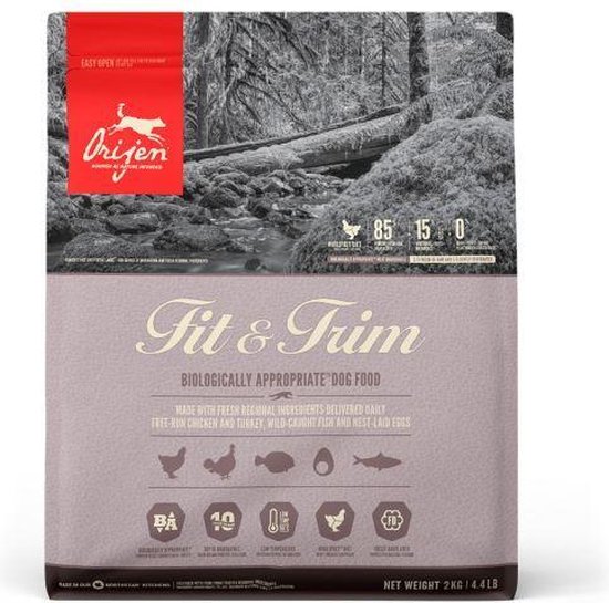 Orijen Fit & Trim hondenvoerzak met afbeelding van een bos en waterloop. De tekst "NET WEIGHT 2KG 4.4LB" is zichtbaar.