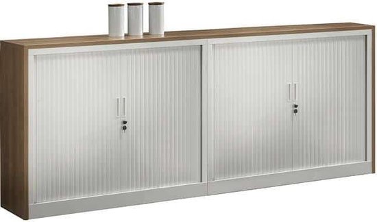 Lange houten archiefkast met twee witte roldeuren, elk met handgrepen en slot.