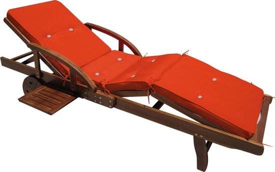 Houten ligbed met een verstelbare rugleuning en een oranje kussen. Heeft een uitschuifbaar bijzettafeltje.