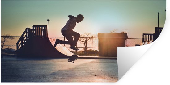 Muurstickers - Sticker Folie - Een jongen doet een stunt met zijn skateboard tijdens de zonsondergang - 160x80 cm - Plakfolie - Muurstickers Kinderkamer - Zelfklevend Behang - Zelfklevend behangpapier - Stickerfolie