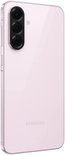 Achterkant van een roze smartphone met drie cameralenzen en het Samsung-logo.