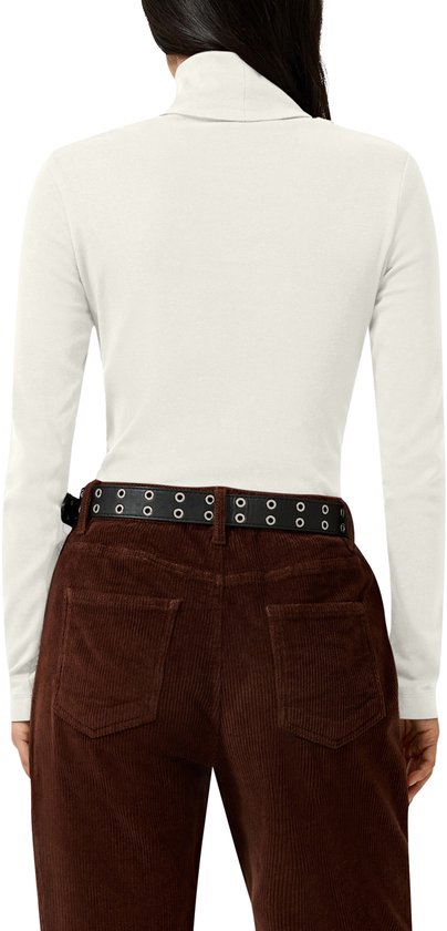 Achteraanzicht van een witte coltrui met lange mouwen en een bruine ribfluwelen broek met zwarte riem met oogjes.