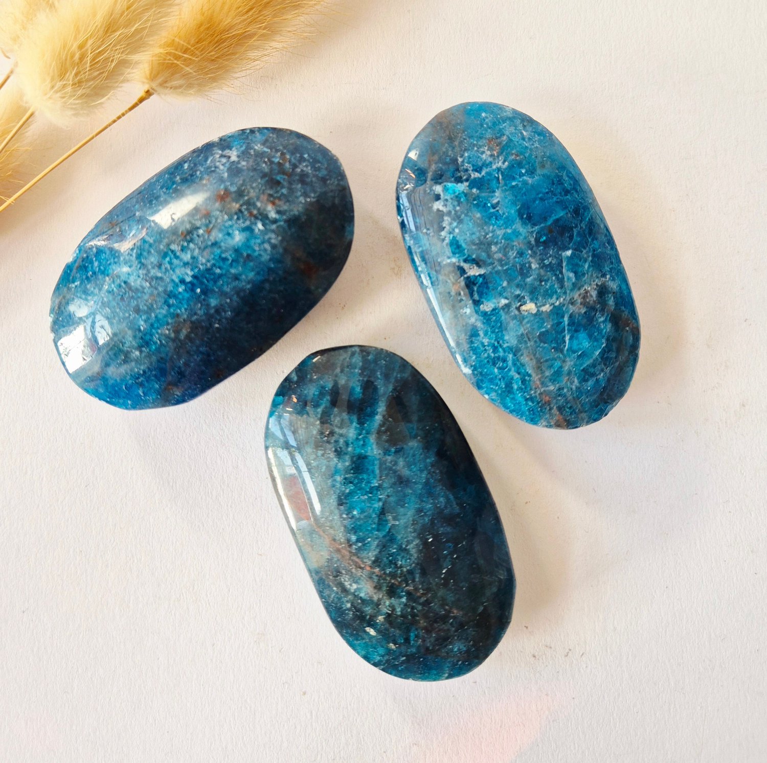 Moonlight Gemstones Blauwe Apatiet Handsteen / Palmstone 5-7cm Meerkleurig